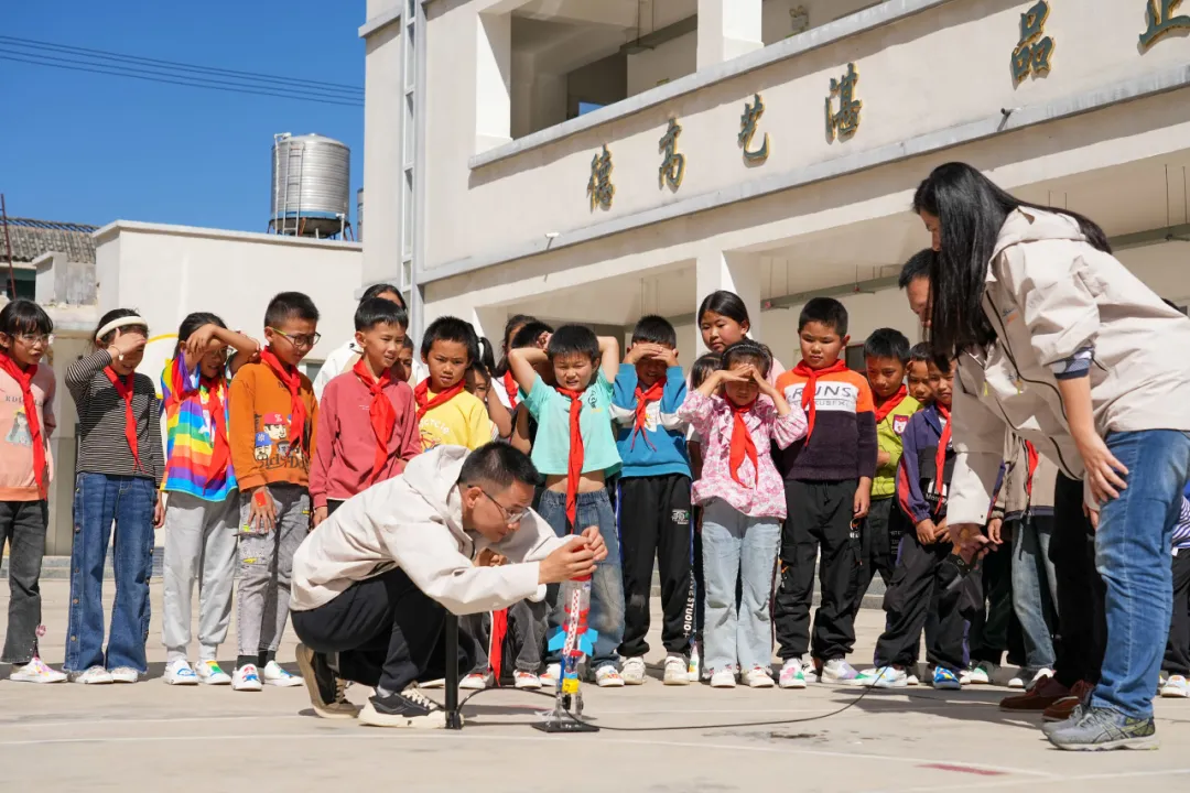 “爱·履行”点亮山区儿童未来 | 沙特基础工业志愿者走进云南小学