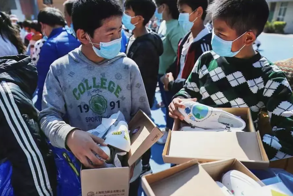 品牌公益项目&ldquo;爱履行&rdquo;在2025年慈展会发布：手绘温暖，让爱伴足远行